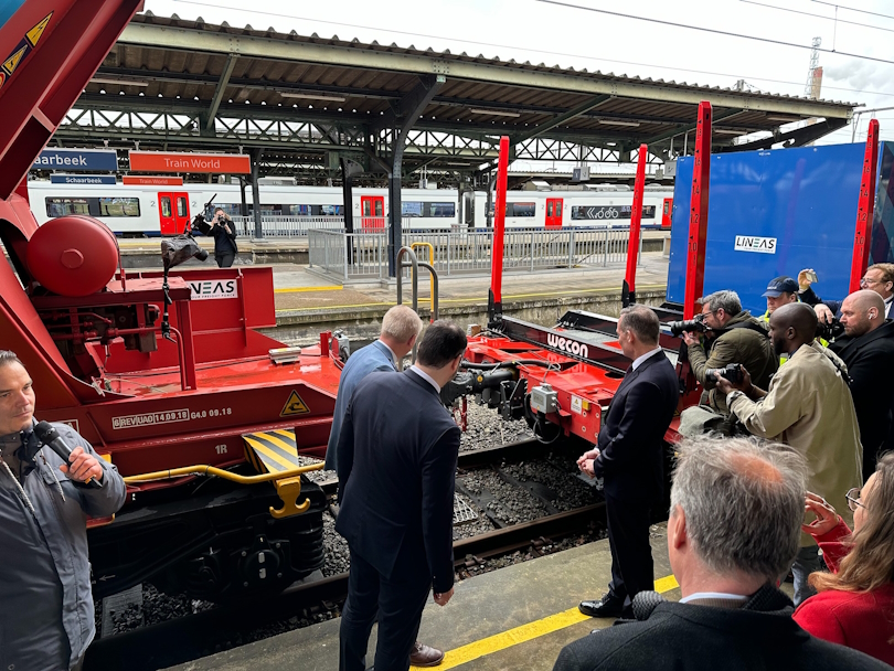 Volker Wissing begutachtet eine Digital Automatische Kupplung auf dem Bahnhof in Schaerbeek