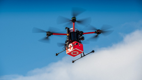 Eine Medifly-Drohne fliegt am Himmel