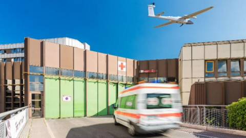 Eine Drohne überfliegt einen Krankenwagen und ein Krankenhaus