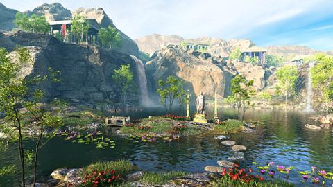 See mit Pflanzen und Häuser auf Felsen im Hintergrund