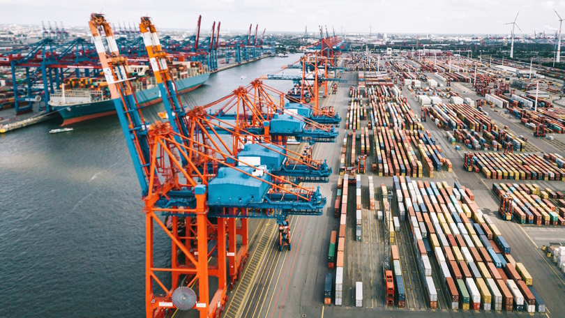 Foto eines Hafens mit Überseecontainern