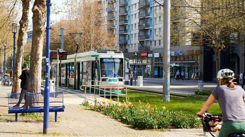 Urbane Verkehrssituation mit öffentlichen Verkehrsmitteln und Radverkehr