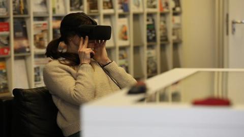 Eine Frau trägt eine Virtual Reality-Brille