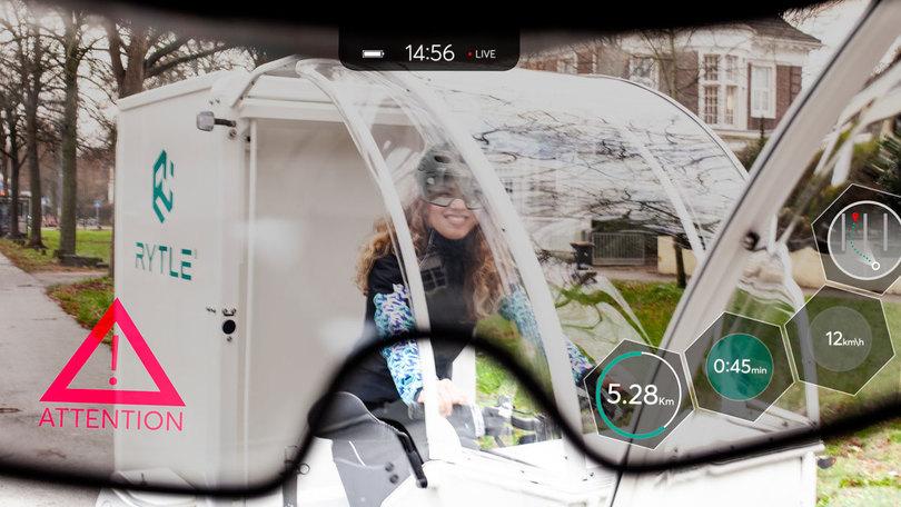 Sicht durch digitale Brille auf Frau auf Transportfahrrad