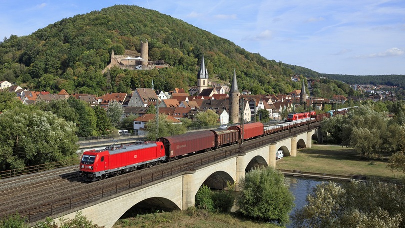 Ein Güterzug fährt über ein Viadukt