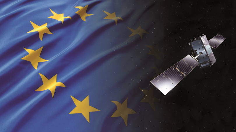 Illustration eines Satelliten im Orbit neben einer Flagge der Europäischen Union