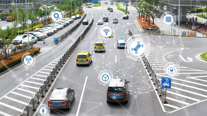 Straße mit digital vernetzen Autos