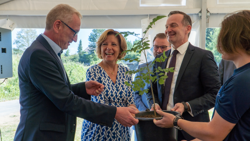 Die Auszubildenden der Wasserstraßen- und Schifffahrtsverwaltung überreichen ein Geschenk an Malu Dreyer und Volker Wissing – eine Pflanze.