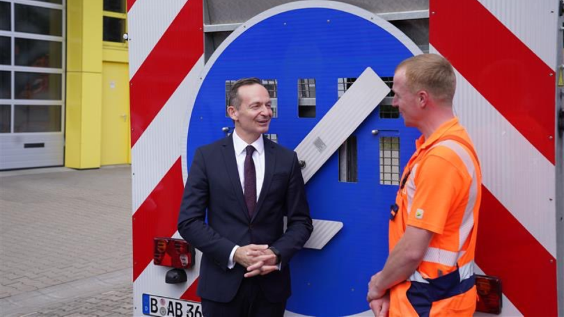 Bundesminister Volker Wissing bei der Vorstellung der neuen Plakate „Runter vom Gas“