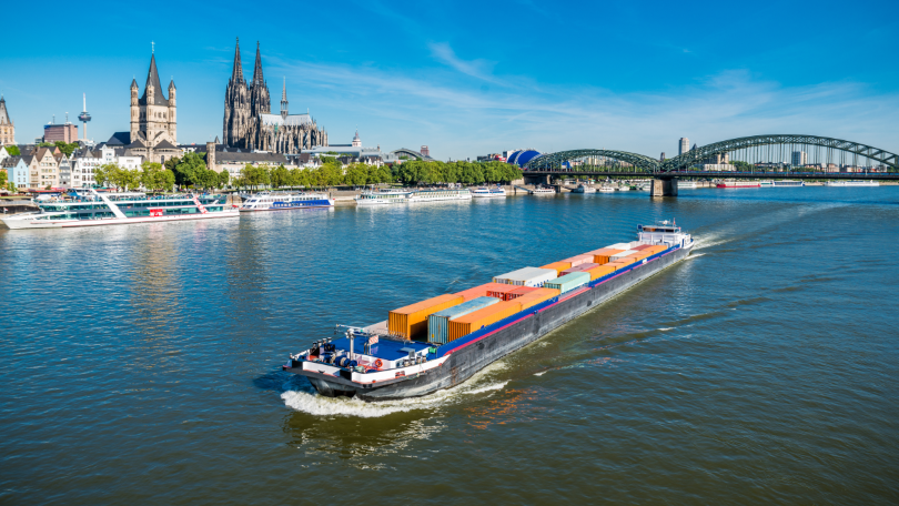 Binnenschiff auf dem Rhein an der Hohenzollernbrücke in Köln
