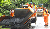 Straßenbauarbeiter asphaltieren eine Straße © LBM Trier