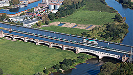 Luftbild einer Kanalbrücke über einen Fluss