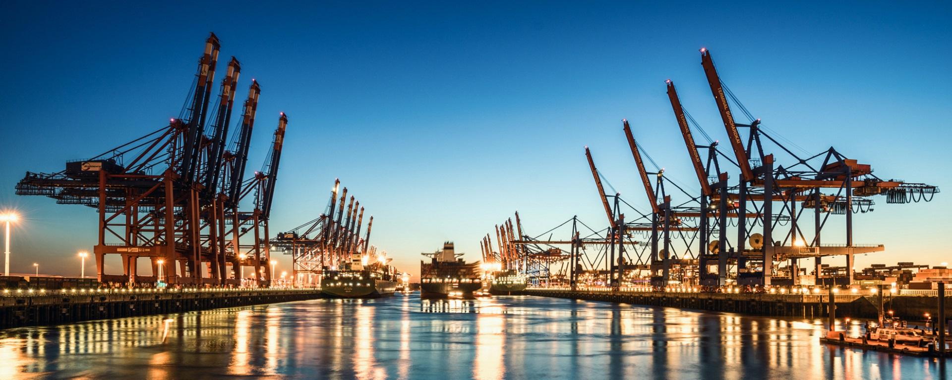 Der Hamburger Containerhafen ist der drittgrößte Containerhafen Europas. (Quelle: Adobe Stock / davis)